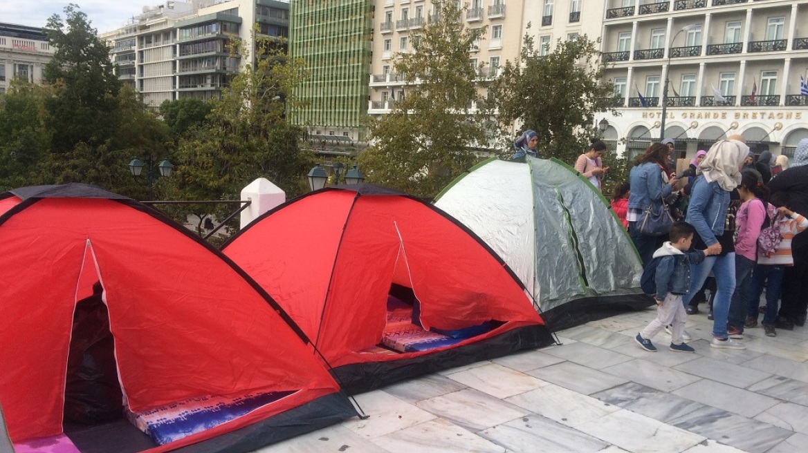 Σε απεργία πείνας 20 πρόσφυγες που κατασκήνωσαν στο Σύνταγμα