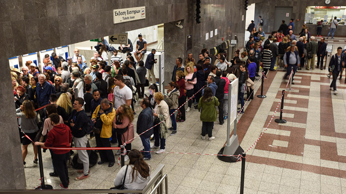 Δεν έχει τέλος το αλαλούμ με το ηλεκτρονικό εισιτήριο: Ουρές και ταλαιπωρία και σήμερα