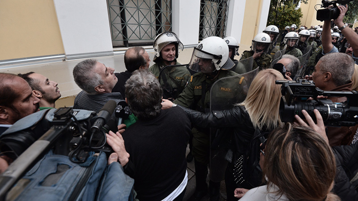 ΜΑΤ στην Ευελπίδων για τον δολοφόνο της Δώρας - Το πλήθος απειλεί να τον λιντσάρει