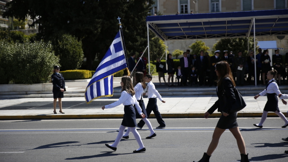 Γονείς προσέφυγαν στο ΣτΕ: Αντισυνταγματική η κλήρωση για τον σημαιοφόρο των παρελάσεων