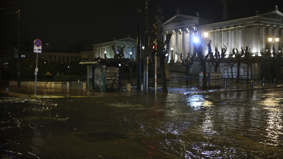 Σφοδρή καταιγίδα στην Αθήνα τη νύχτα με χαλάζι στο κέντρο της πόλης