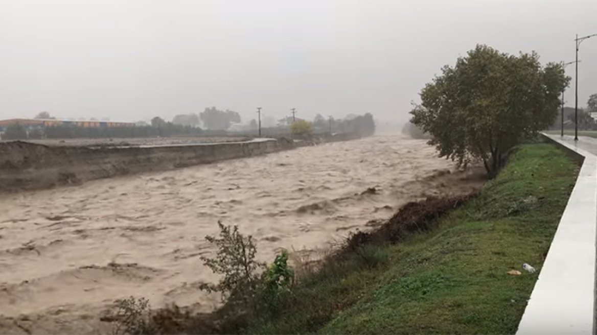 Στο έλεος της κακοκαιρίας η Κεντρική Μακεδονία - Διασώσεις εγκλωβισμένων με βάρκες 