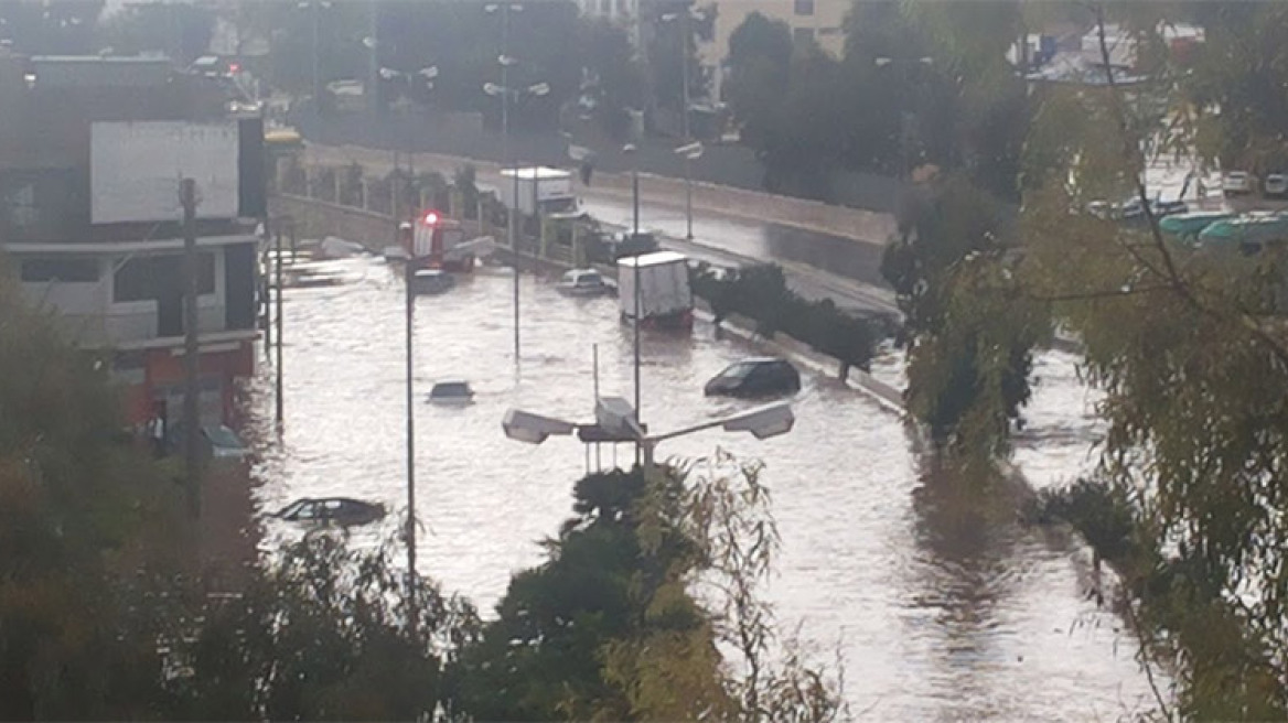 Καταιγίδα με χαλάζι στην Αθήνα: Παρασύρθηκαν αυτοκίνητα στο Κερατσίνι