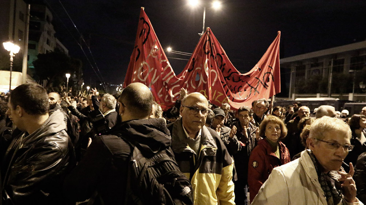 Βίντεο: Με αποδοκιμασίες και υπό τη συνοδεία ΜΑΤ το «μπλοκ» του ΣΥΡΙΖΑ στην πορεία του Πολυτεχνείου