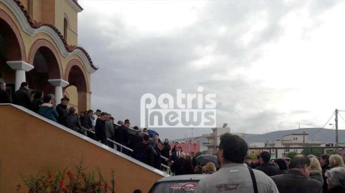 Σε κλίμα οδύνης η κηδεία του κυνηγού που πνίγηκε στη Μάνδρα - Αγνοείται ο αδερφός του