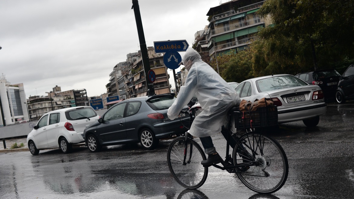 Για 48 ώρες ακόμα η κακοκαιρία: Με καταιγίδα ξημέρωσε η Αττική