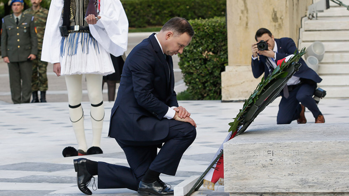 Φωτογραφίες: Ο Πολωνός πρόεδρος γονάτισε μπροστά στο Μνημείο του Αγνώστου Στρατιώτη