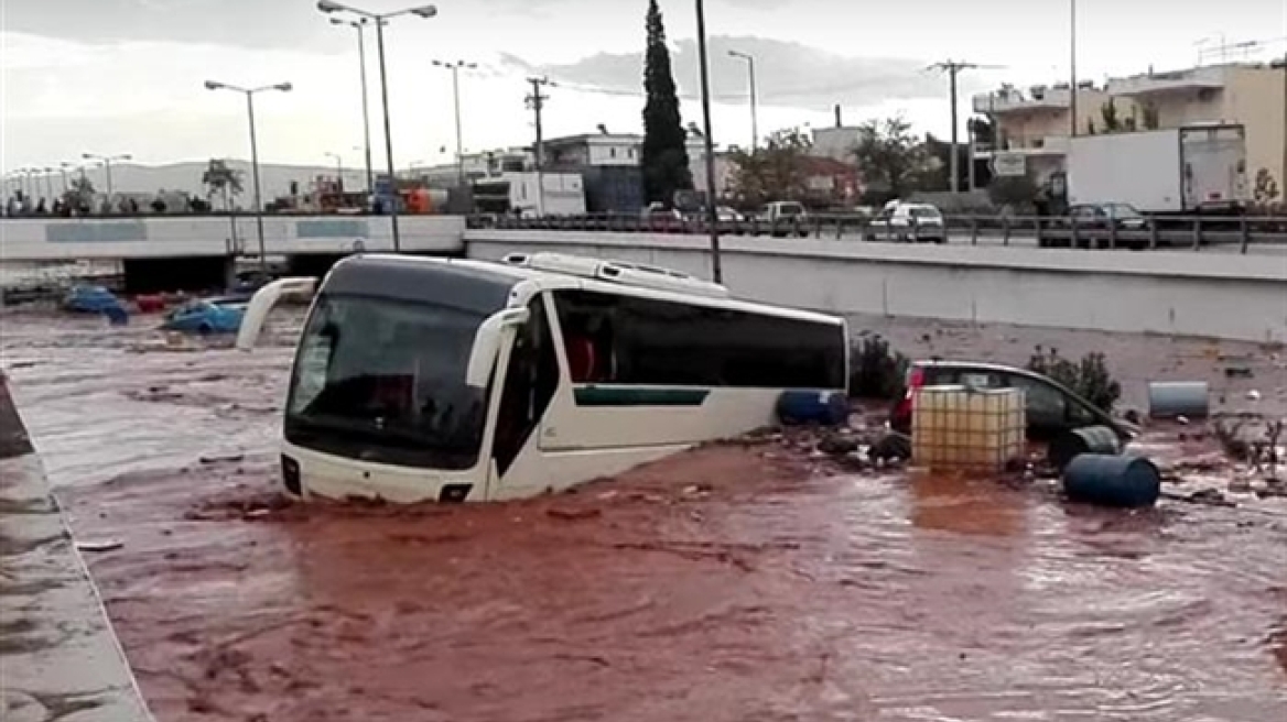 Ο ήρωας-οδηγός του ΚΤΕΛ που «έπνιξε» ο χείμαρρος στη Μάνδρα στον ΘΕΜΑ 104,6: Σπάσαμε το τζάμι για να σωθούμε