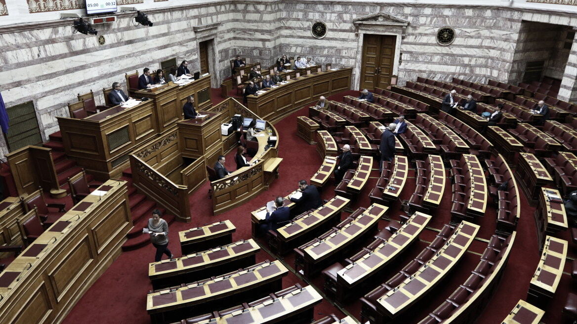 Με διαξιφισμούς περί του κατεπείγοντος της ψήφισης ξεκίνησε η συζήτηση για το κοινωνικό μέρισμα