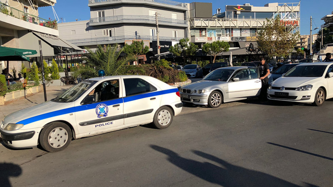 Γλυφάδα: Μαχαίρωσε αστυνομικό και επιχείρησε να «πατήσει» άλλους για μια κλήση