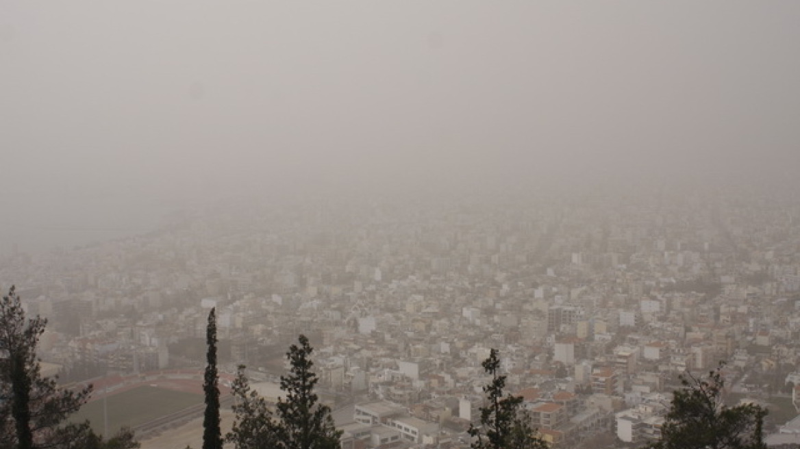 Η αιθαλομίχλη από τις ξυλόσομπες και τα τζάκια «πνίγει» τον Βόλο