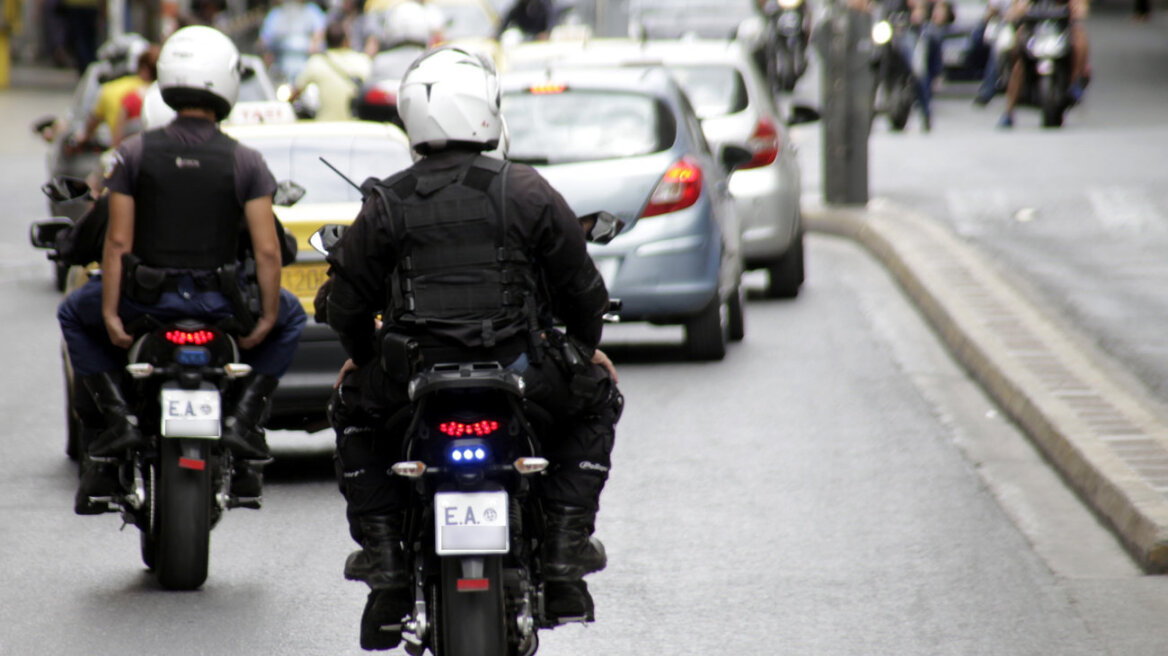 Σύγκρουση αυτοκινήτου με δύο μηχανές της ΔΙΑΣ - Τέσσερις αστυνομικοί τραυματίες