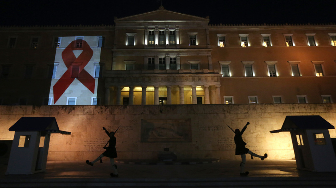 Φωτίστηκε με την κόκκινη κορδέλα κατά του AIDS η Βουλή