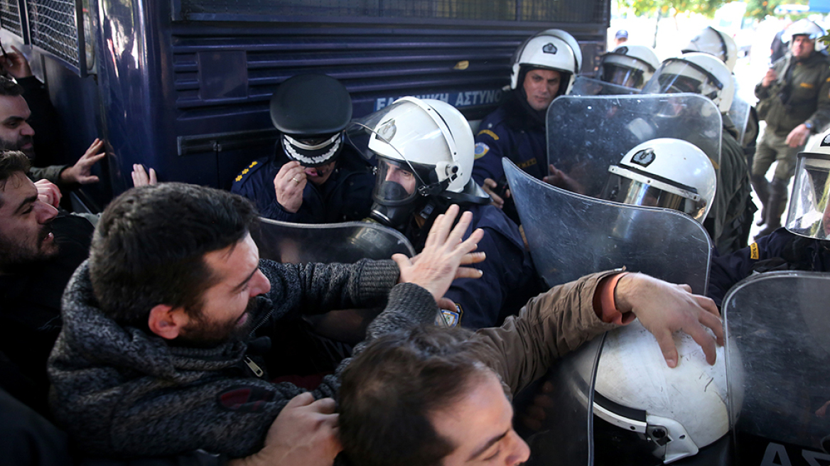 Βίντεο: Χημικά και ένταση στο Μέγαρο Μαξίμου με το ΠΑΜΕ