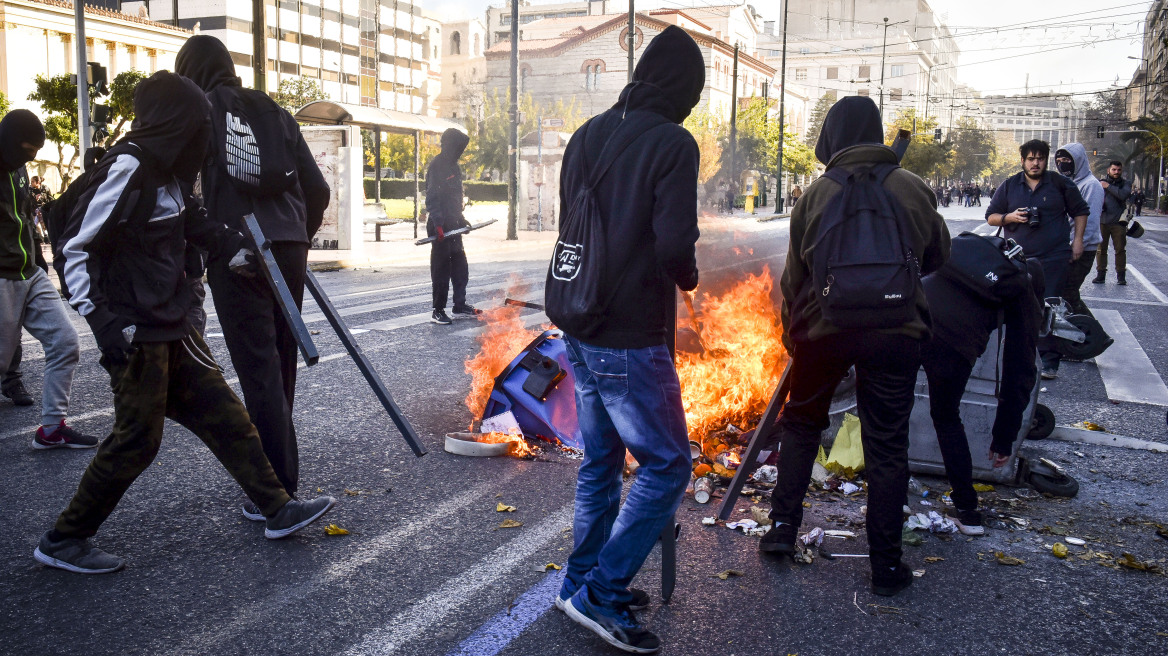 Αντιδήμαρχος Αθηναίων στο ΘΕΜΑ 104,6: Αντιεξουσιαστές μας πετούν πέτρες όταν απομακρύνουμε κάδους