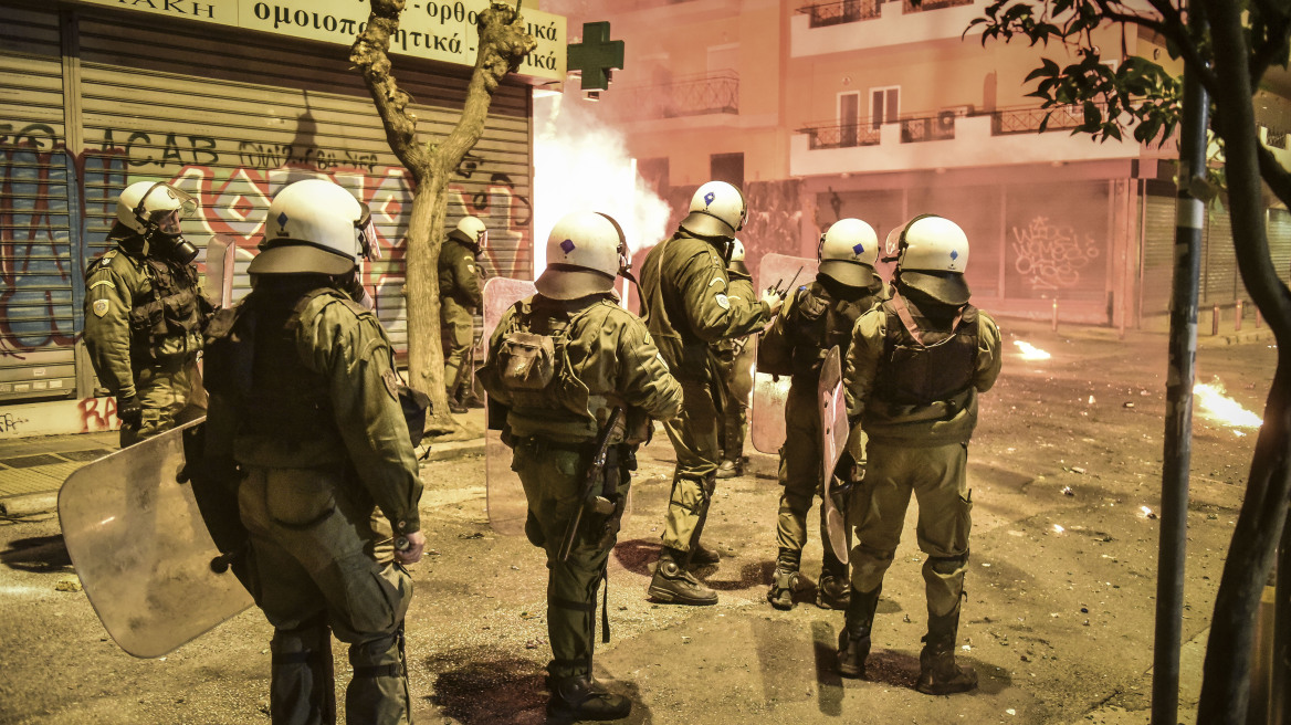 Για μια ώρα πέταγαν μολότοφ σε ΜΑΤ γύρω από το Πολυτεχνείο