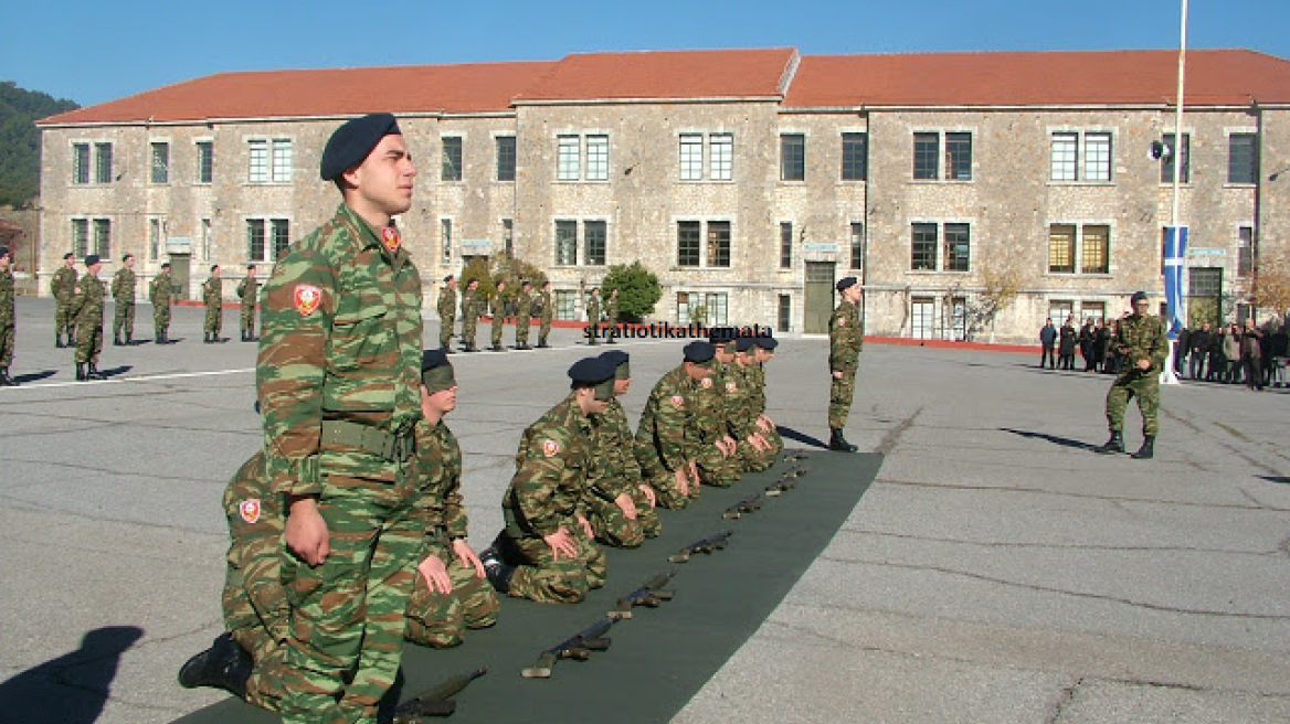 Βίντεο: Στρατιώτες συναρμολογούν όπλα με κλειστά μάτια 