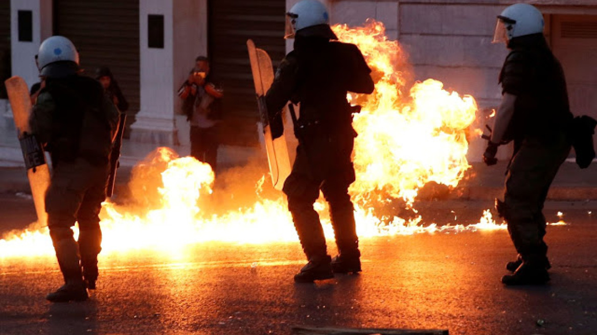 Ακόμα μια νύχτα επεισοδίων στα Εξάρχεια: Μολότοφ και πέτρες εναντίον αστυνομικών 