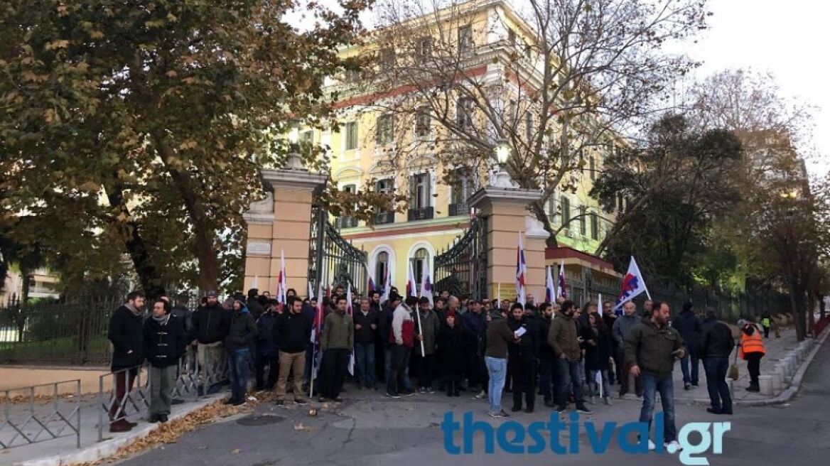 Θεσσαλονίκη: Μέλη του ΠΑΜΕ κατέλαβαν το υπουργείο Μακεδονίας - Θράκης 