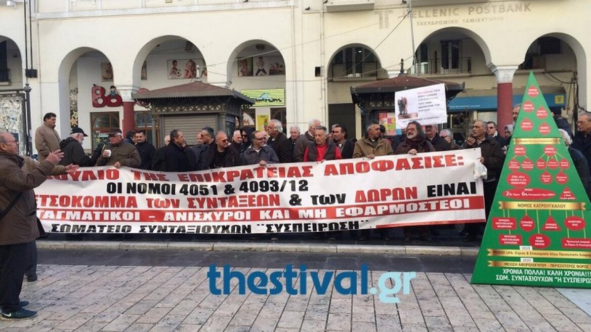 Θεσσαλονίκη: Οι συνταξιούχοι στόλισαν το δέντρο των... περικοπών  