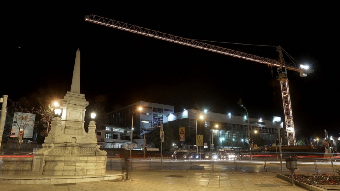 Βίντεο: Φωταγωγήθηκαν για τα Χριστούγεννα οι γερανοί του μετρό Θεσσαλονίκης