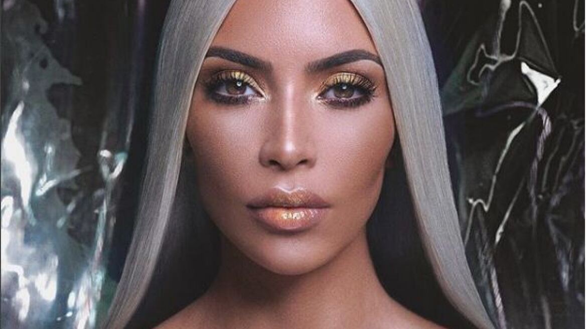 Η Kim Kardashian μας ξεναγεί στο εντυπωσιακά στολισμένο σπίτι της μητέρας της