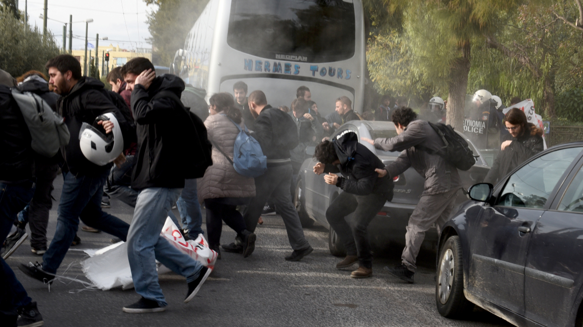 Βίντεο: Ένταση και χημικά μεταξύ ΜΑΤ και φοιτητών έξω από το Ζάππειο Μέγαρο