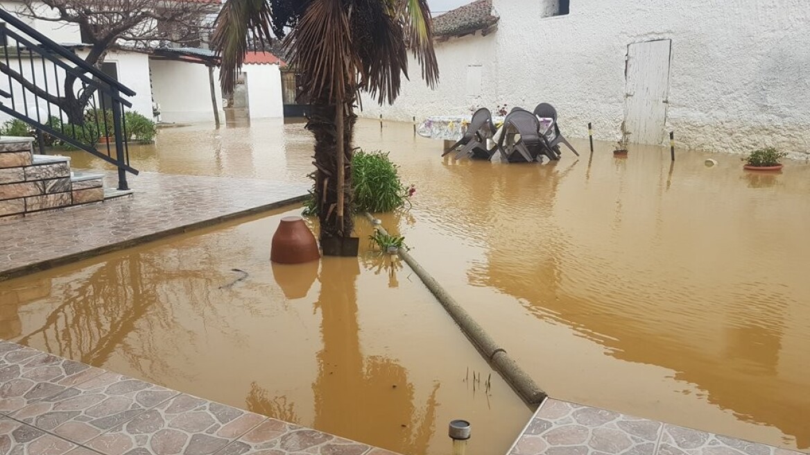 Δύσκολη νύχτα για τους κατοίκους της Ροδόπης που «έπνιξε» η κακοκαιρία 