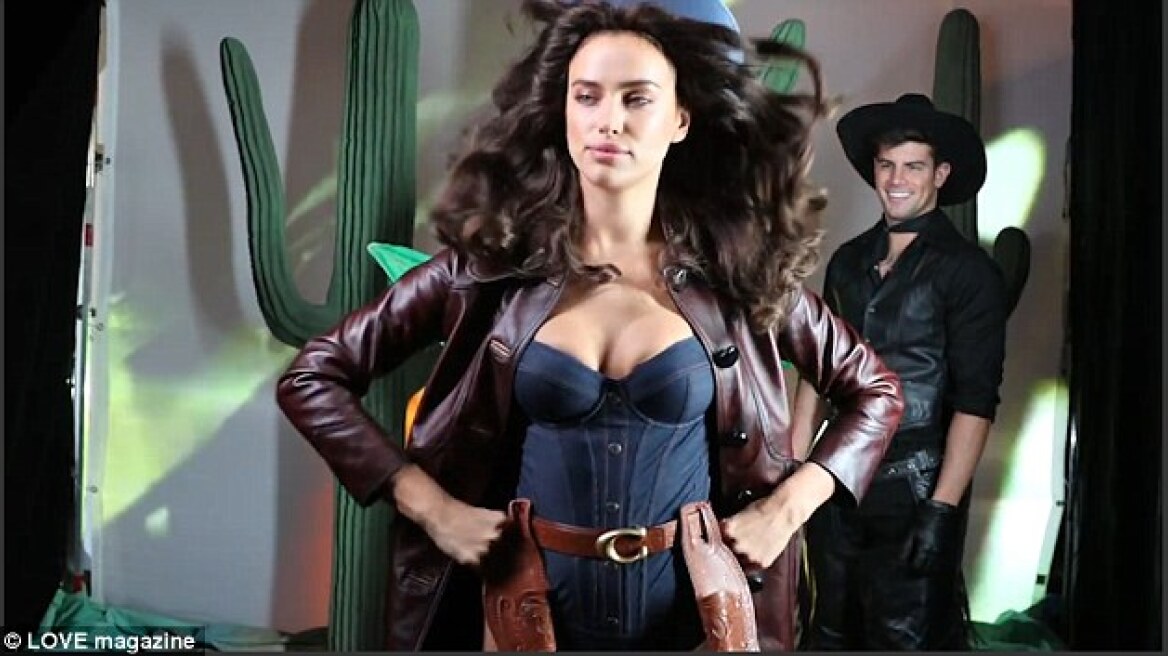 Το σέξι cowgirl Irina Shayk ποζάρει όσο πιο ανάλαφρα γίνεται 