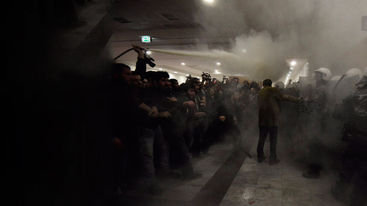 Στη φυλακή όσοι εμποδίζουν πλειστηριασμούς ή απειλούν συμβολαιογράφους