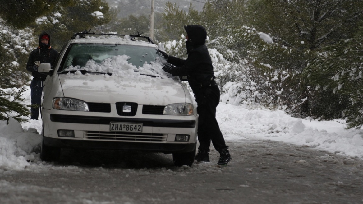 Αττική: Διακοπές κυκλοφορίας λόγω χιονόπτωσης - Πού χρειάζονται αλυσίδες