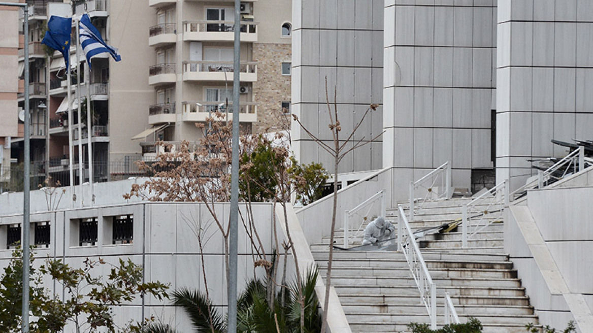 Με τυφέκιο τύπου Καλάσνικοφ πυροβόλησε ο ένας από τους βομβιστές του Εφετείου