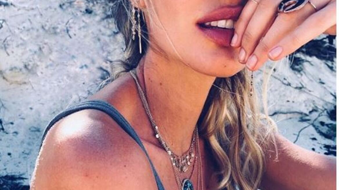 Candice Swanepoel: Και μαμά, και έγκυος και... τόπλες 