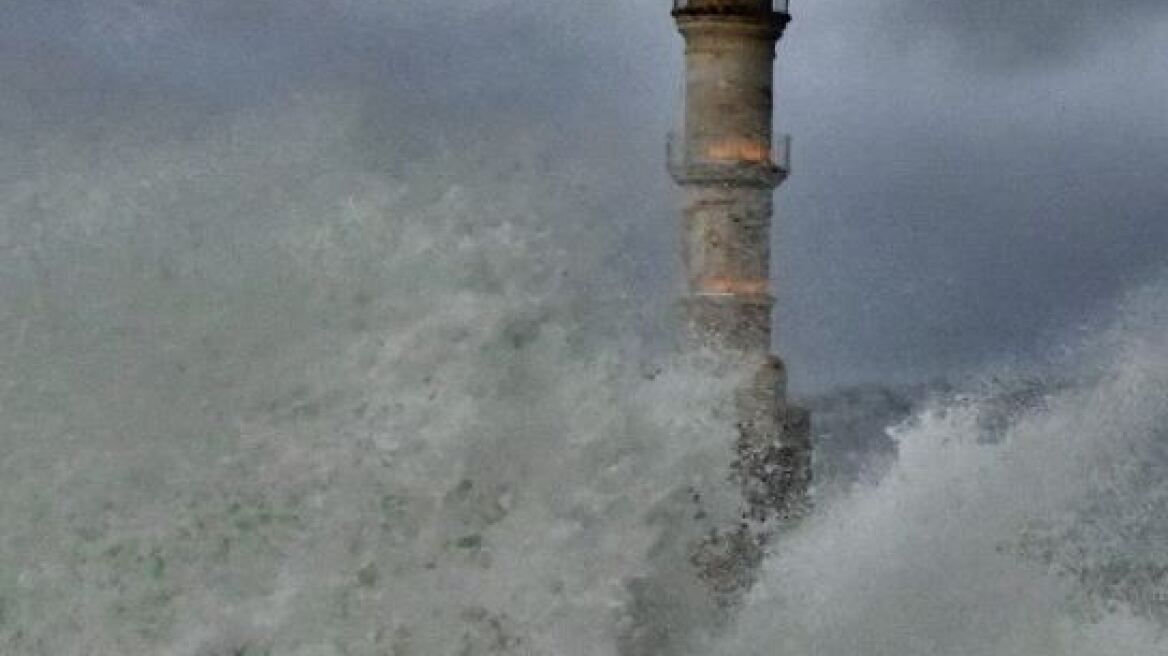 Εντυπωσιακές φωτογραφίες από το λιμάνι των Χανίων: Πελώρια κύματα από τους ανέμους