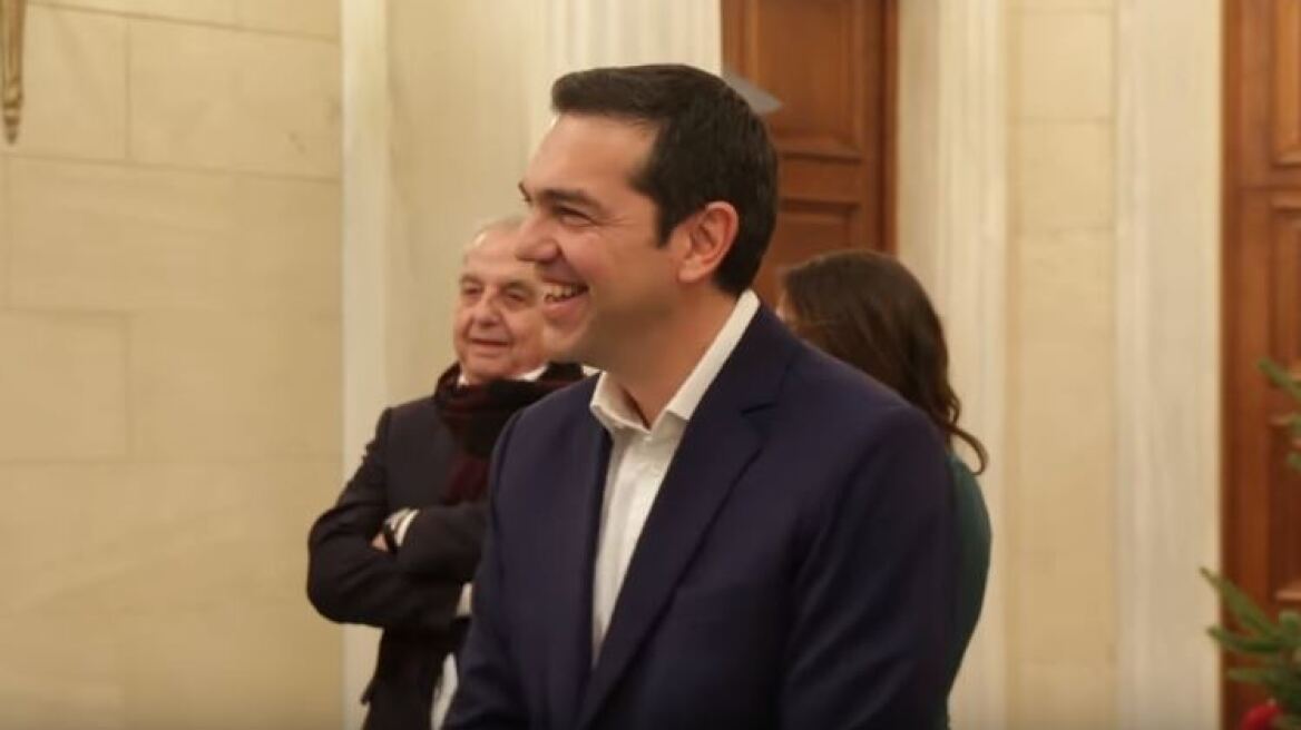 Με νέο σλόγκαν τα «καλά Χριστούγεννα» του Αλέξη Τσίπρα:  Είναι δίκαιο και μας αξίζει