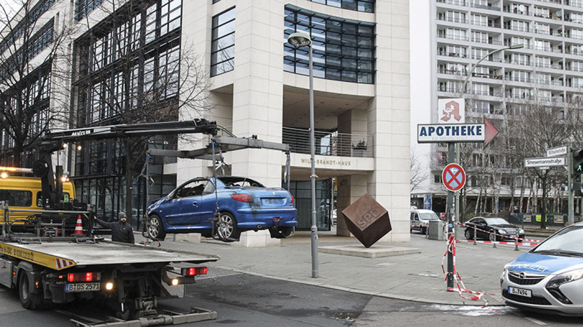 Γερμανία: Εισβολή με αυτοκίνητο στα γραφεία του SPD, σάκος με εύφλεκτα υλικά στο κόμμα της Μέρκελ