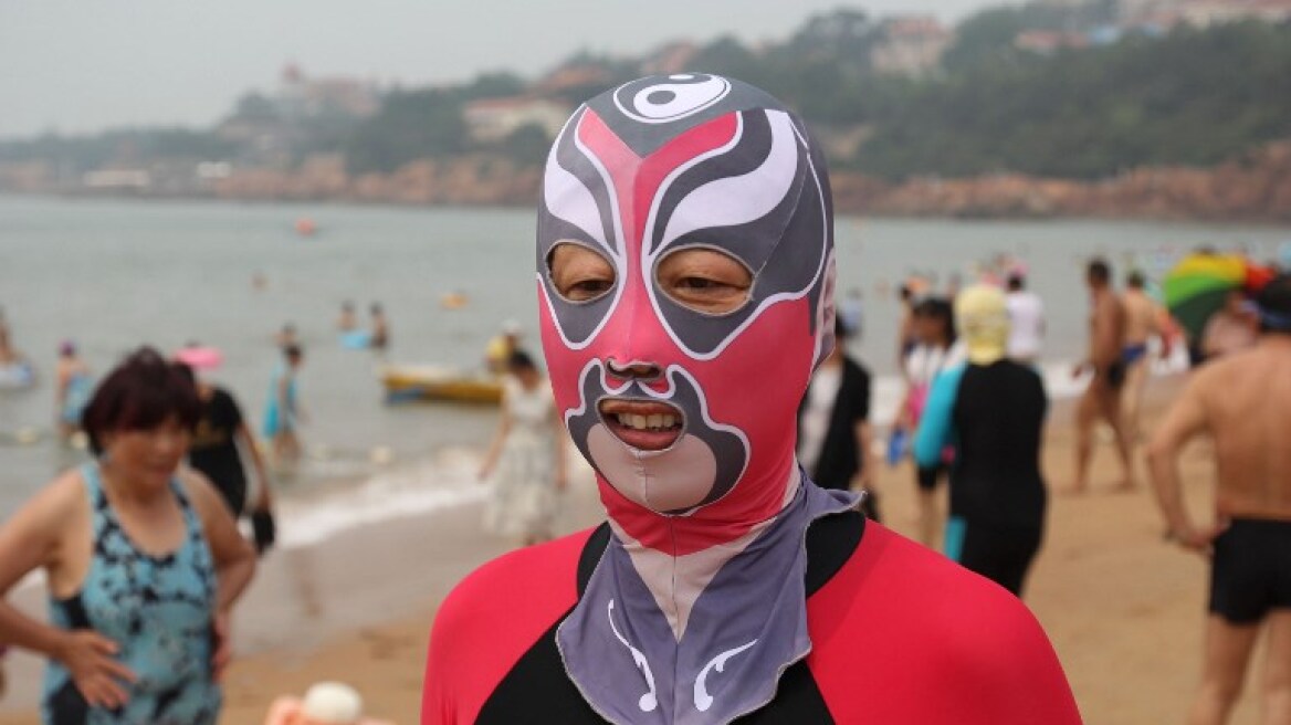 Facekini: Η νέα... αλλόκοτη μόδα στις παραλίες έρχεται από την Κίνα