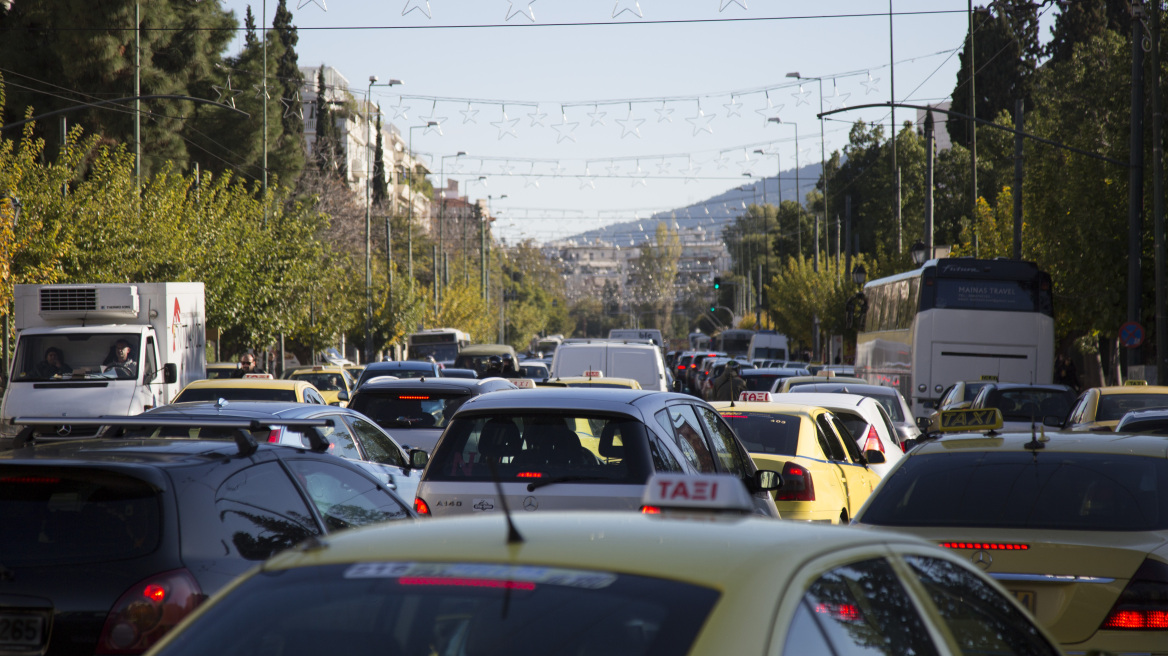 Μποτιλιάρισμα και ταλαιπωρία για τους οδηγούς στην Αττική εξαιτίας τριών τροχαίων