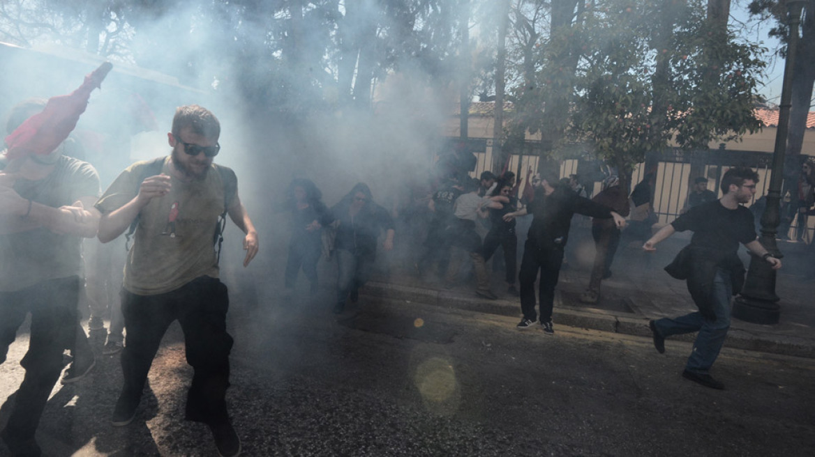 Τα ΜΑΤ έριξαν χημικά σε δασκάλους και καθηγητές