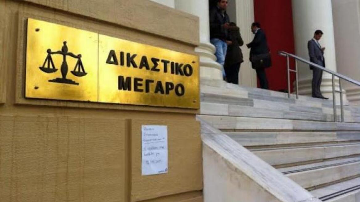 Πάτρα: Μπήκε στα δικαστήρια με σιδερογροθιά