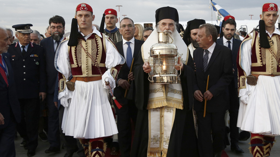 Βίντεο: Στην Ελλάδα το Άγιο Φως - Η άφιξη στην Εξαρχία του Παναγίου Τάφου