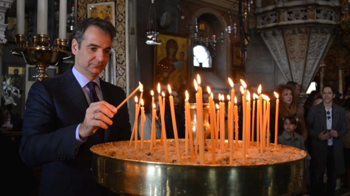 Φωτογραφίες: Ο Κυριάκος Μητσοτάκης στην πρώτη Ανάσταση στην Τήνο