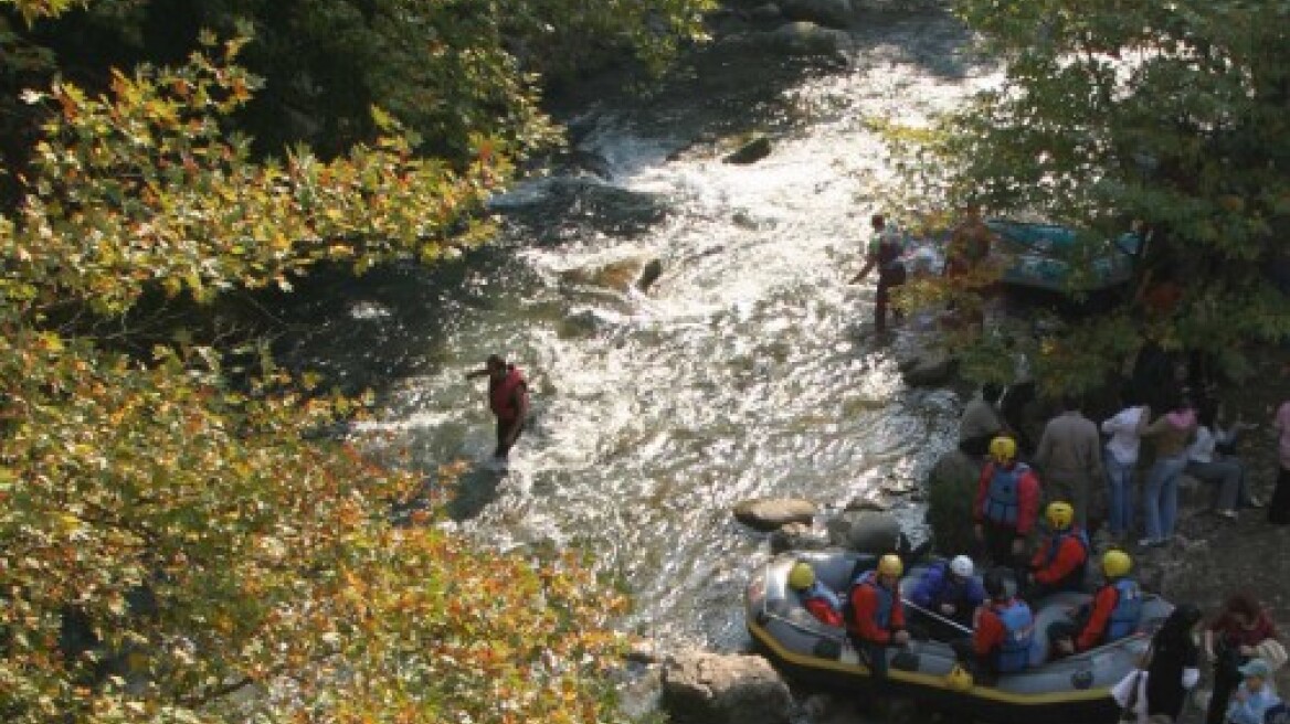 Εγκλωβίστηκε κάτω από κορμούς δέντρων η 40χρονη που έχασε τη ζωή της κάνοντας ράφτινγκ στον Λάδωνα