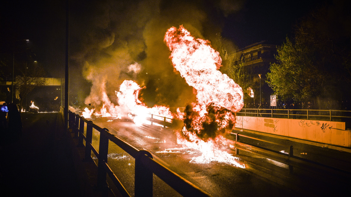 Στον Νέο Κόσμο ξαναγιόρτασαν την  Ανάσταση με... μολότοφ, βεγγαλικά και φωτιές