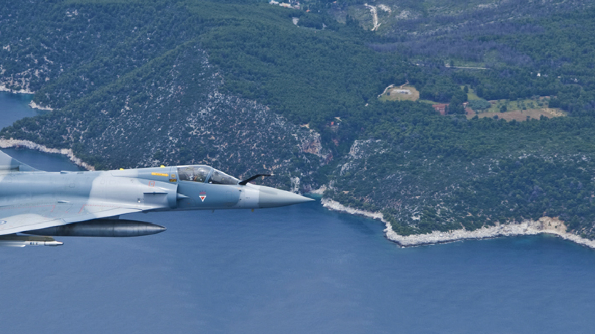 Πτώση Mirage 2000-5: Έρευνες με ελικόπτερα και φρεγάτα για τον εντοπισμό του πιλότου 