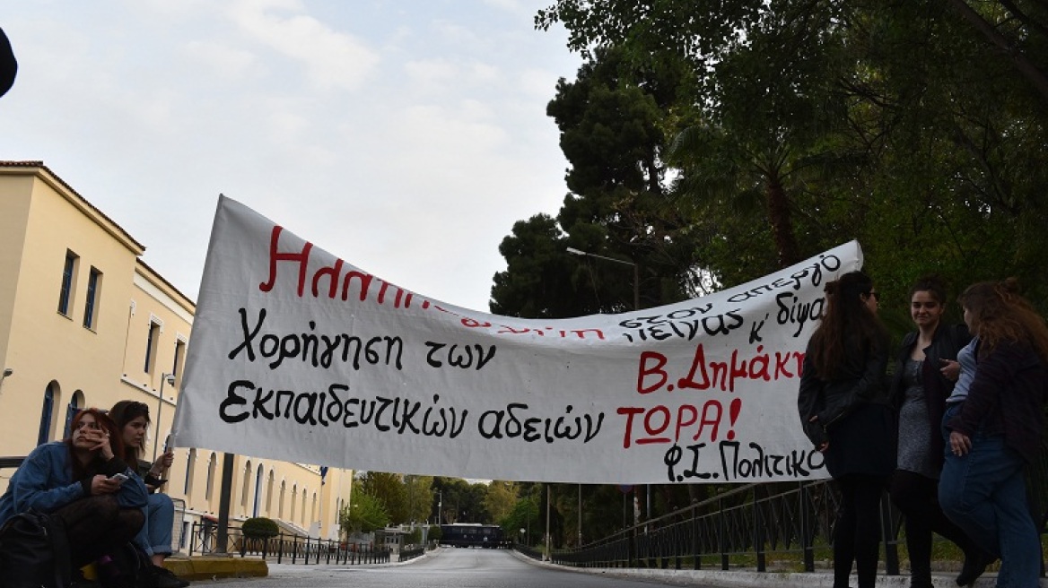 Συγχαρητήρια του υπουργείου Δικαιοσύνης  για τη διακοπή της απεργίας πείνας και δίψας του Βασίλη Δημάκη