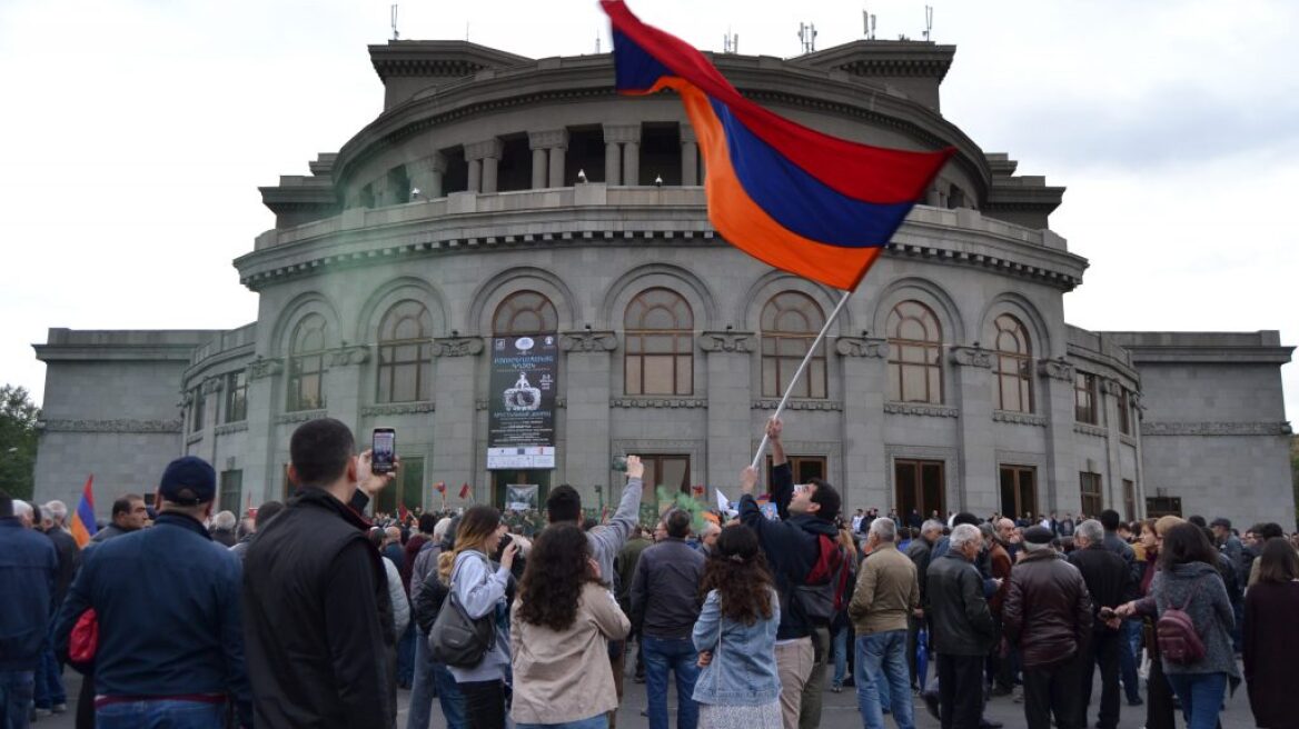 Αρμένιοι διαδήλωσαν ενάντια στον πρώην πρόεδρο Σερζ Σαρκισιάν