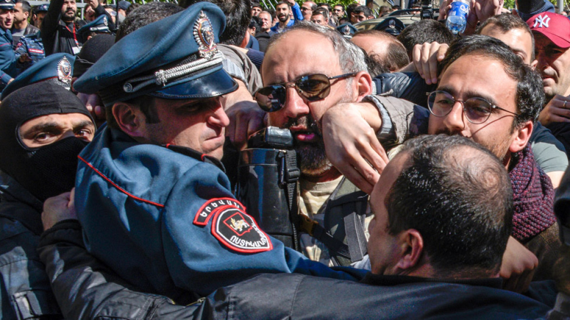 Αρμενία: Δεκάδες τραυματίες στις διαδηλώσεις κατά του πρωθυπουργού (βίντεο)