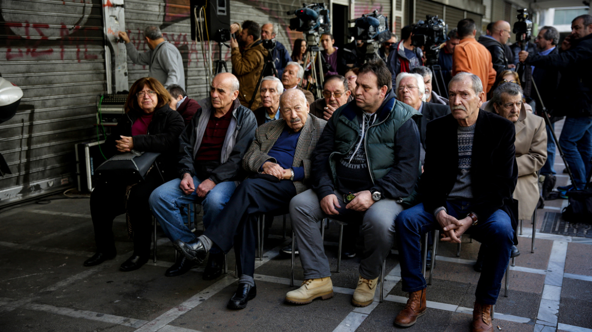 Σε εκκρεμότητα 220.000 συντάξεις και εφάπαξ!