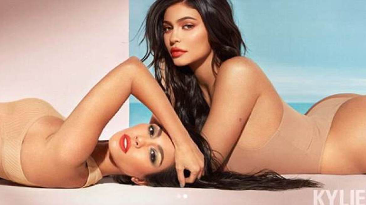 Kylie Jenner- Kourtney Kardashian: Ποζάρουν με μαγιό και ανακοινώνουν τη συνεργασία τους 